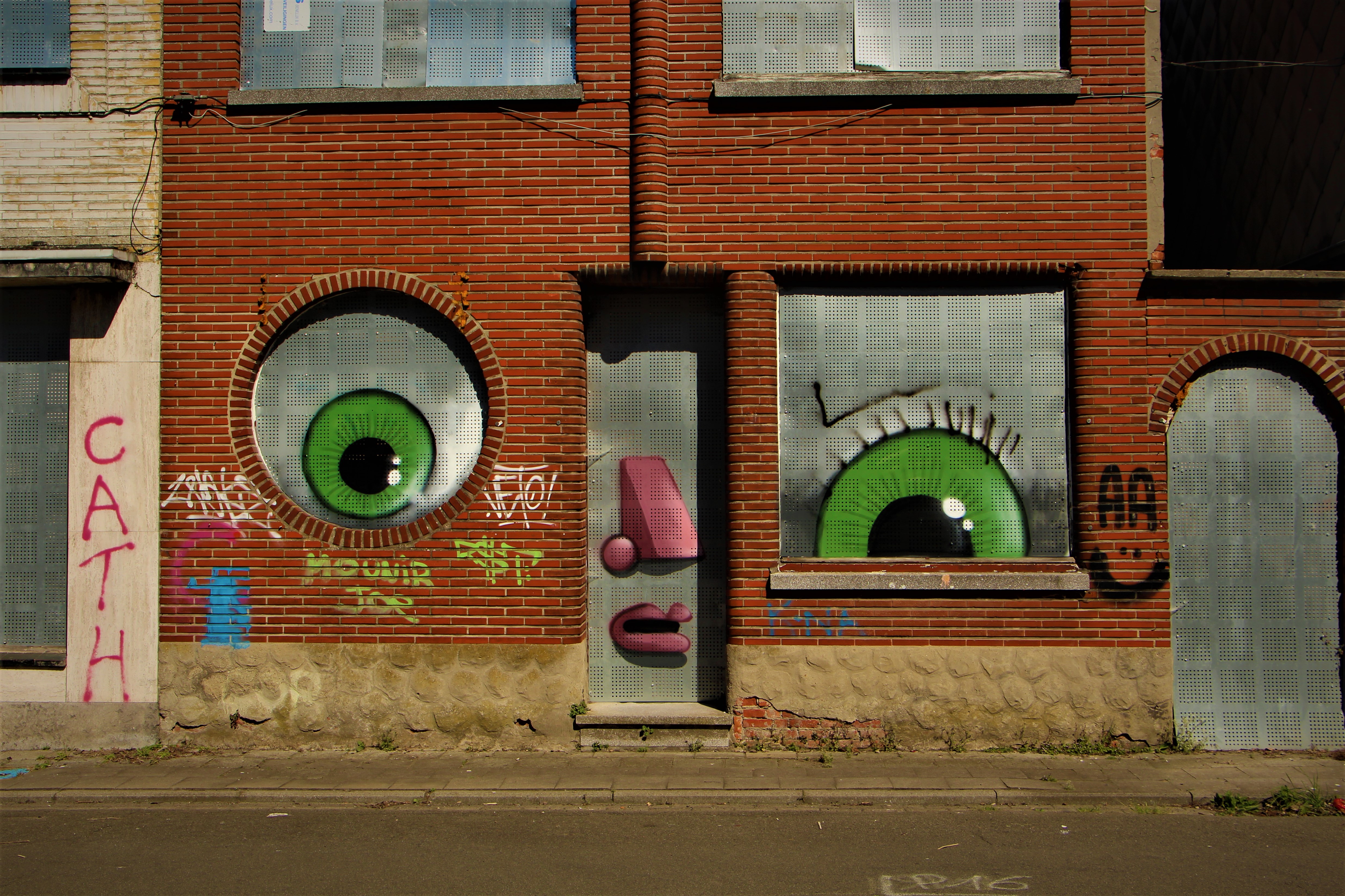 Cute face graffiti in Doel ghost town